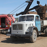 Ein alter Kipplaster von Magirus-Deutz wird beladen von einem O&K-Seilbagger. So hätte es auch auf einer Baustelle in den 1960er-Jahren aussehen können.