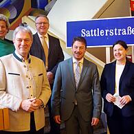 Mario Sattler (Dritter von rechts) mit (von links) Elternbeirats-Vorsitzender Tanja Mitter, Landrat Klaus Löffler, Ministerialbeauftragtem Martin Rohde, Bürgermeisterin Angela Hofmann und stellvertretendem Schulleiter Matthias Schneider.