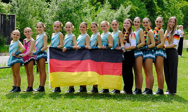 Die TV-Mannschaft:  (v.l.) Nahla Lazarz, Ella Schwemmlein, Emma Mahr, Emma Zettelmeier (Zell), Marie Klauer (Knetzgau) Sarah Neureuther, Hannah Rüger (Knetzgau), Anna-Lea Göb, Charlotte Sündermann (Solo/Augsfeld), Rosa Schneider (Trainerin), Nele ...