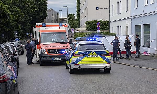 Mann fährt in Passau mit Auto in Menschengruppe