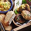 Die Brotzeit mit Fleischküchle und Apfelchutney aus dem kommenden Buch „Genuss auf Fränkisch“ sieht schon mal zum Anbeißen aus. Die Brotzeit mit Fleischküchle und Apfelchutney aus dem kommenden Buch „Genuss auf Fränkisch“ sieht schon mal zum Anbeißen aus.