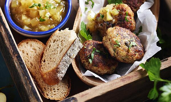 Die Brotzeit mit Fleischküchle und Apfelchutney aus dem kommenden Buch „Genuss auf Fränkisch“ sieht schon mal zum Anbeißen aus.