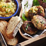 Die Brotzeit mit Fleischküchle und Apfelchutney aus dem kommenden Buch „Genuss auf Fränkisch“ sieht schon mal zum Anbeißen aus.