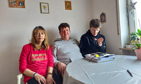 Csaba Horváth (Mitte) und seine Frau Veronika Horváthané sind verzweifelt auf der Suche nach einer Förderstätte für ihren Sohn Benjamin, der an einer geistigen Beeinträchtigung leidet.
