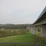 Rechts der Autobahn A71 soll das Südlink-Kabel unter die Erde kommen.