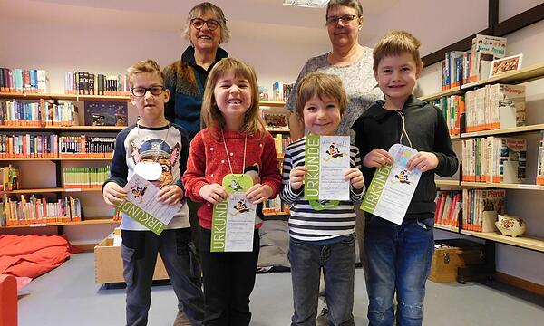Vier Vorschulkinder aus dem Kindergarten Kothen freuten sich im Januar über das Bestehen des Bibliotheks-Führerscheins „bibfit“. Begleitet haben dies die ehrenamtlichen Helferinnen der Gemeindebibliothek Genoveva Raatz (hinten links) und Bärbel Kö...