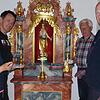 Bei der Installation des restaurierten Altars freuen sich über die gelungene Ausführung (von links): Restauratorin Petra Zenkel- Schirmer, Restaurator Franz Schirmer, Roland Pompe und Helmut Partheymüller. Bei der Installation des restaurierten Altars freuen sich über die gelungene Ausführung (von links): Restauratorin Petra Zenkel- Schirmer, Restaurator Franz Schirmer, Roland Pompe und Helmut Partheymüller.