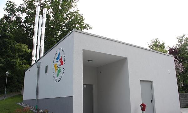 Die Grundschule hat schon eine Hackschnitzelheizung.