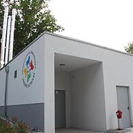 Die Grundschule hat schon eine Hackschnitzelheizung.