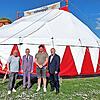 Bad Kissingens Landrat Thomas Bold (r.) und Sparkassenvorstand Roland Friedrich (2..v.l.) haben Ralf Sauer (l., Koordinierender Bildungsreferent Volkersberg) und Burkhard Salzer (Jugendbildungsreferent Volkersberg) eine Spende über 1000 Euro von d...