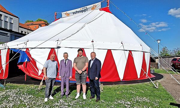 Bad Kissingens Landrat Thomas Bold (r.) und Sparkassenvorstand Roland Friedrich (2..v.l.) haben Ralf Sauer (l., Koordinierender Bildungsreferent Volkersberg) und Burkhard Salzer (Jugendbildungsreferent Volkersberg) eine Spende über 1000 Euro von d...