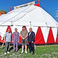 Bad Kissingens Landrat Thomas Bold (r.) und Sparkassenvorstand Roland Friedrich (2..v.l.) haben Ralf Sauer (l., Koordinierender Bildungsreferent Volkersberg) und Burkhard Salzer (Jugendbildungsreferent Volkersberg) eine Spende über 1000 Euro von d...