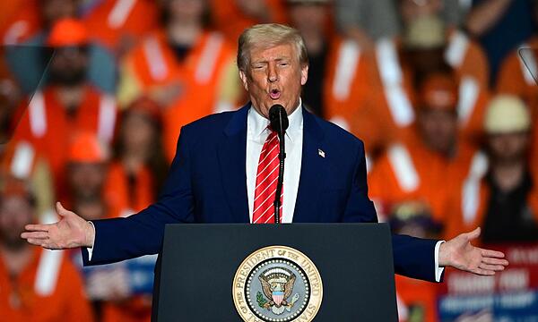 US-Präsident Trump besucht Stahlwerk