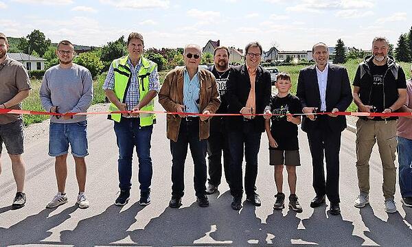 Bei so vielen Band-Durchschneidern blieben am Ende nur Schnipsel übrig: Die Zeickhorner Straße in Ebersdorf ist wieder für den Verkehr freigegeben.