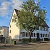 Das alte Schulhaus: Im Erdgeschoss ist die Gemeindebücherei untergebracht, im ersten Obergeschoss aktuell der Hort, den nicht die Schule betreut, sondern der an die Kita St. Franziskus angegliedert ist.