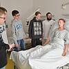 Bitte einmal nach oben: Mit dem aufgestellten Kopfteil kann „der Patient“ zum Beispiel angenehm essen. Die Jungs lernten viel dazu. Bitte einmal nach oben: Mit dem aufgestellten Kopfteil kann „der Patient“ zum Beispiel angenehm essen. Die Jungs lernten viel dazu.