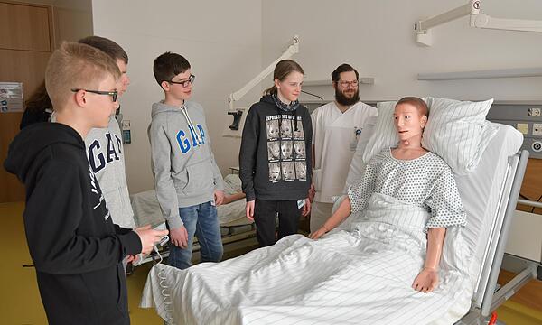Bitte einmal nach oben: Mit dem aufgestellten Kopfteil kann „der Patient“ zum Beispiel angenehm essen. Die Jungs lernten viel dazu.