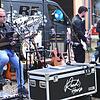 Die Münnerstädter Road House Band begeisterte auf dem Anger trotz des widrigen Wetters zeitweise bis zu 500 Besucher.