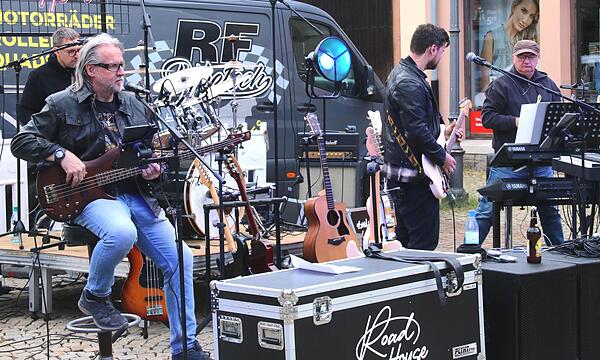 Die Münnerstädter Road House Band begeisterte auf dem Anger trotz des widrigen Wetters zeitweise bis zu 500 Besucher.