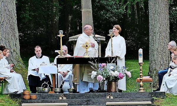An der Kapelle Terzenbrunn ist bei der Sternwallfahrt ein Gottesdienst gefeiert worden.
