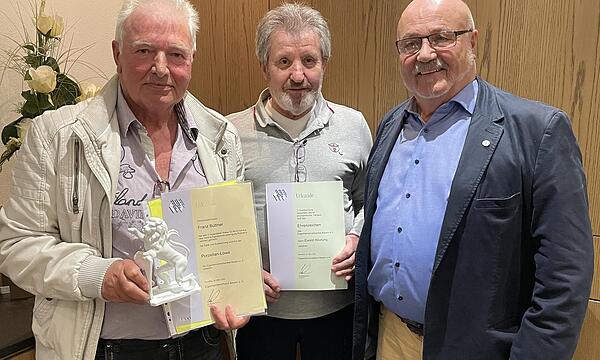 Unser Bild zeigt die Geehrten (von links) Franz Büttner und Ewald Heurung zusammen mit dem Vizepräsident des Eigenheimerverbandes Bayern, Heinz Amling.