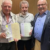 Unser Bild zeigt die Geehrten (von links) Franz Büttner und Ewald Heurung zusammen mit dem Vizepräsident des Eigenheimerverbandes Bayern, Heinz Amling.