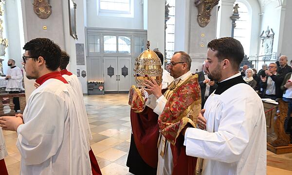 Petrus in Münchner Kirche bekommt Tiara zurück