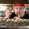 Bäckerweltmeister Axel Schmitt verriet uns in seiner Backstube in Frankenwinheim Tipps fürs Plätzchenbacken. Bäckerweltmeister Axel Schmitt verriet uns in seiner Backstube in Frankenwinheim Tipps fürs Plätzchenbacken.
