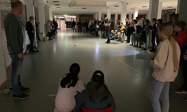 Eltern, Lehrer und Schüler beobachten gespannt die verschiedenen Konstruktionen.