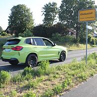 Die  Ortseinfahrt  von Altenkunstadt: Laut  Hans-Werner Schuster würden viele Autofahrer von Prügel kommend zu schnell nach Altenkunstadt hineinfahren. Er fordert die Aufstellung einer Geschwindigkeitsanzeige.