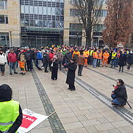 Statt Demo Mahnwache: Nach dem Anschlag in München gedenken die Teilnehmer der Opfer.
