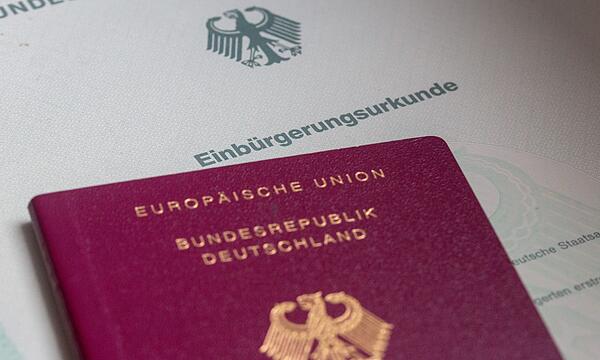 Einbürgerungsurkunde und Reisepass