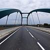 Jetzt liegt das Brückenteil an seinem Platz. Die Erneuerung der Mainbrücke zwischen ober- und Untertheres war ein Spektakel, eingetaktet in den Rhythmus der Bahn, über deren Geleise die Brücke ja auch führt. Jetzt liegt das Brückenteil an seinem Platz. Die Erneuerung der Mainbrücke zwischen ober- und Untertheres war ein Spektakel, eingetaktet in den Rhythmus der Bahn, über deren Geleise die Brücke ja auch führt.