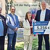 Maria Papsthard (l.) und Stefan Wolfschmidt (3. v. r.) von der VR Bank überreichen den symbolischen Scheck an (weiter v.l.) Mehmet Cetindere, Rudolf Gardill, Renate Tallon, Hans-Martin Lechner und Birgit Asbeck .