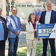 Maria Papsthard (l.) und Stefan Wolfschmidt (3. v. r.) von der VR Bank überreichen den symbolischen Scheck an (weiter v.l.) Mehmet Cetindere, Rudolf Gardill, Renate Tallon, Hans-Martin Lechner und Birgit Asbeck .