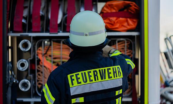 Feuerwehrmann am Einsatzfahrzeug