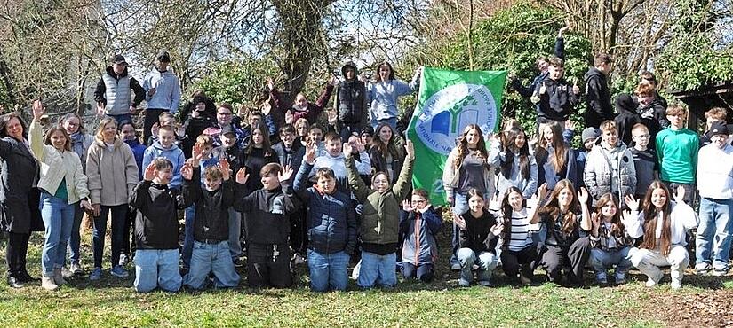 Die Schüler der Ritter-von-Spix-Schule Höchstadt freuen sich über die Auszeichnung als Umweltschule.