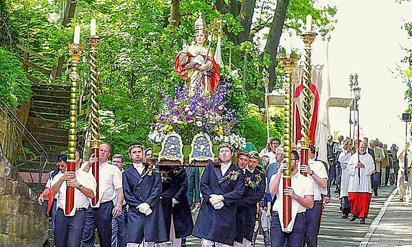 Die Häcker tragen die Statue „ihres“ Schutzpatrons, des Heiligen Urban, bei der Urbaniprozession am Dreifaltigkeitssonntag durch das Bamberger Berggebiet.