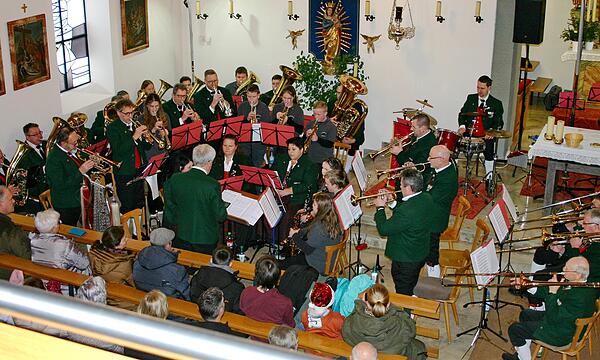 Die Trachtenkapelle Theinfeld sorgte in der Kirche St. Matthias für Weihnachtsstimmung.