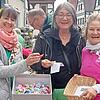 Die Frauen verteilten 190 liebevoll gebastelte Schmetterlinge in der Fußgängerzone.