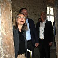 Projektleiterin Caroline Löffler, Staatssekretär Martin Schöffel und Bürgermeister Timo Ehrhardt bei der Besichtigung.