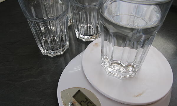250 Milliliter Wasser pro Farbe werden abgewogen