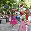 Die Kinder zeigten auf dem Podium am Festplatz verschiedene Vorführungen. Die Kinder zeigten auf dem Podium am Festplatz verschiedene Vorführungen.