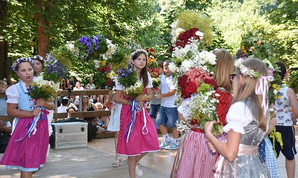 Die Kinder zeigten auf dem Podium am Festplatz verschiedene Vorführungen.