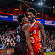Im Hinspiel in Vechta im November gerieten Ronaldo Segu (links) und Brandon Randolph aneinander. Der Bamberger Aufbauspieler wurde im Anschlus disqualifiziert.