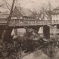 Von 1900 bis 1970 führte eine Eisenkonstruktion mit Eisbrechern über den Fluss, die Aufnahme entstand 1968.