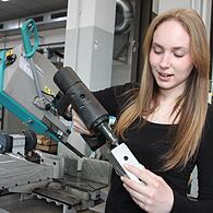 Viola Wagner (17) aus Rugendorf vernietet die Laschen eines Stiftehalters aus Aluminium mit einem Akkunieter.