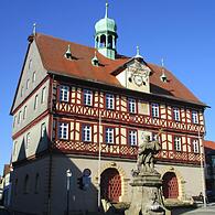 Auch auf Sehenswürdigkeiten wie das Rathaus in Bad Staffelstein wird im neuen Beschilderungskonzept eingegangen.
