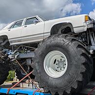 Die Monstertrucks vor der Frankengarage in Kulmbach werden nun wieder unverrichteter Dinge wieder abgeholt.Abgesagte Monstertruck-Show in Kulmbach
