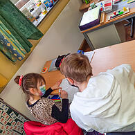 Evgenia (links) macht zusammen mit ihrem Nachhilfelehrer Artjom Hausaufgaben.